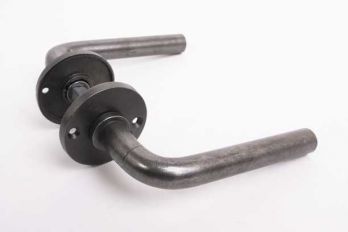 Deurkruk industrieel rond ijzer grijs tinkleur 16mm met ronde rozetten