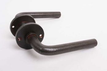 Deurkruk industrieel rond ijzer roest 16mm met ronde rozetten