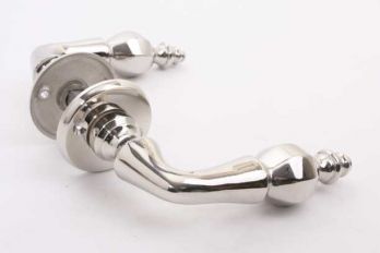 Deurkruk klassiek achtkantig blinkend nikkel met ronde rozetten