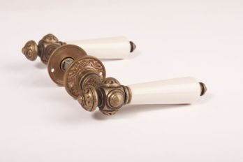 Deurklink antiek brons met antiek wit porselein inclusief rozetten (paar)