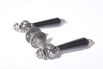 Deurklinken zilver antiek met zwart porselein per paar