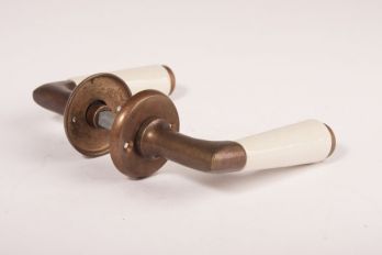 Deurklink klassiek brons antiek met antiek wit porselein inclusief rozetten per paar
