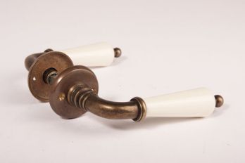Deurkruk antiek brons met antiek wit porselein + rozetten per paar
