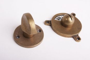 WC of badkamer sluiting met platte knop gemaakt van messing in de kleur brons antiek. Deze sluiting heeft aan de buitenzijde een email Vrij/Bezet indicatie.