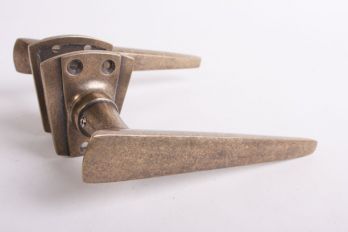Art Deco deurkruk is gemaakt van massief messing en heeft een brons antieke kleur en wordt geleverd inclusief twee tapse, Art deco rozetten geleverd.