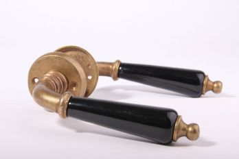 Klassieke deurklink met rozetten brons antiek met zwart porselein paar
