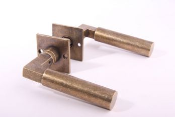 Deurklink Bauhaus 120mm brons antiek met rozetten per paar