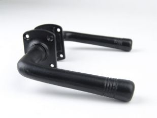 Zwarte deurklink van gietijzer 115mm met twee rozetten