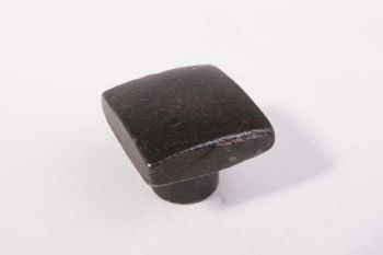 Keuken-/meubel- knop vierkant roest gemaakt van gietijzer in roestkleur. Deze knop is vierkant 24mm en heeft een hoogte van 19mm.