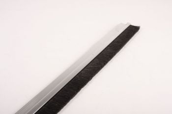 Tochtborstel aluminium met zwarte haren 1 meter
