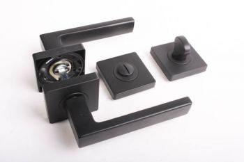 Deurkruk geveerd paar zwart 124mm met vierkante rozetten en wc-sluiting 8mm