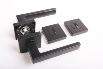 Deurkruk geveerd paar zwart 124mm met vierkante rozetten en sleutelrozetten