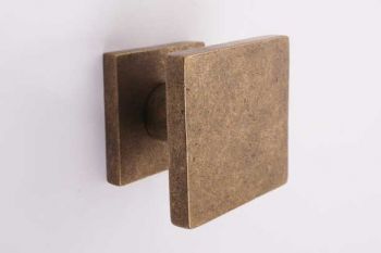 Voordeurknop vierkant brons antiek 65mm - een vaste knop op de voordeur