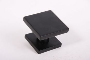 Voordeurknop vierkant zwart op messing 65mm
