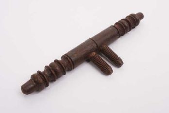 Groot klassiek paumelle scharnier roest ijzer met sierknop 16mm.