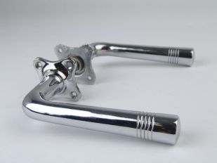 Paar deurkrukken jaren twintig blinkend chroom met rozetten