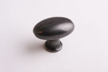 Ovale knop gietijzer metaal grijs (tinkleur) 41mm. Deze ovale knop is gemaakt van gietijzer met de oorspronkelijke, metaal grijze kleur (tinkleur).