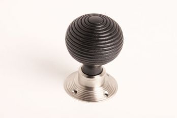 Ronde deurknoppen paar geborsteld chroom en zwart hout met rozetten 60mm