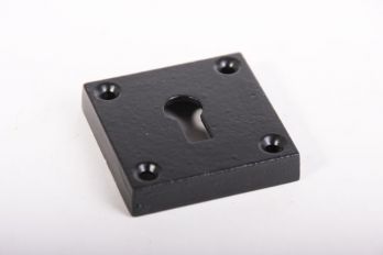 Sleutelrozet gemaakt van gietijzer met een afwerking in zwart. De sleutelplaat is 10mm dik (hol) en 50mm hoog en breed.