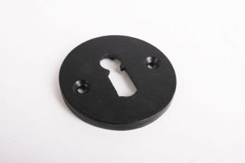 Sleutelrozet gemaakt van gietijzer met een afwerking in zwart (zwarte poedercoating). De sleutelplaat is 5mm dik (hol) en heeft een diameter van 50mm.