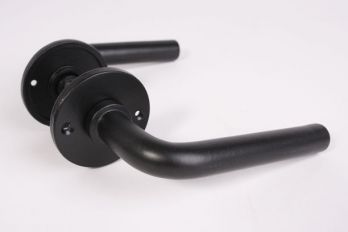 Industriële, L-vormige deurkruk gemaakt van gebogen stafijzer uit één stuk in de kleur zwart. Deze deurkruk heeft een totale lengte van 116 millimeter.