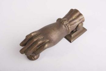 Deurklopper hand voor de voordeur in de vorm van een handje gemaakt van massief messing in de kleur brons antiek.