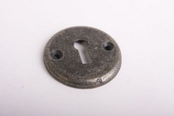 Sleutelrozet rond 50mm met sleutelgat voor baardsleutel oud grijs