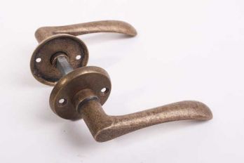 Deurkrukken klassiek klein brons antiek met ronde rozetten