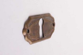Een sleutelplaatje dun brons antiek gemaakt van messing (massief). Het sleutelplaatje wordt dwars/horizontaal geplaatst. en heeft een sleutelgat. 