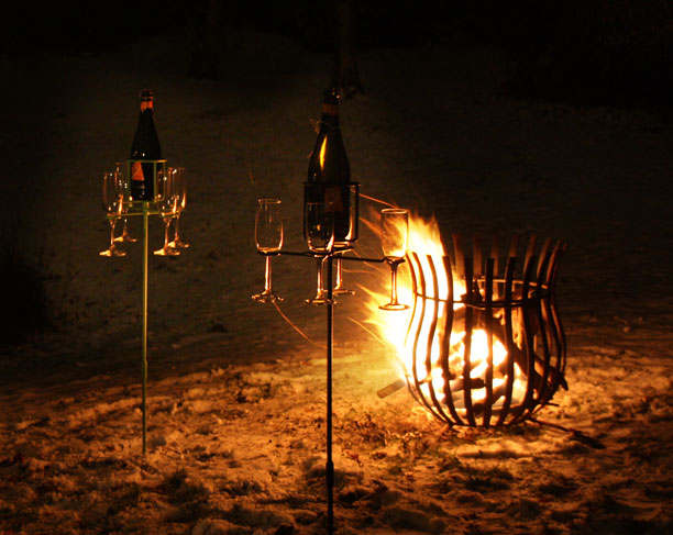 wijn of champagne bij de vuurkorf met oud en nieuw